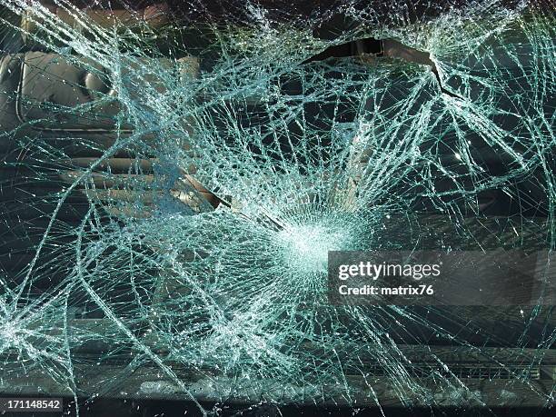 zerbrochenes glas - car crash scene stock-fotos und bilder