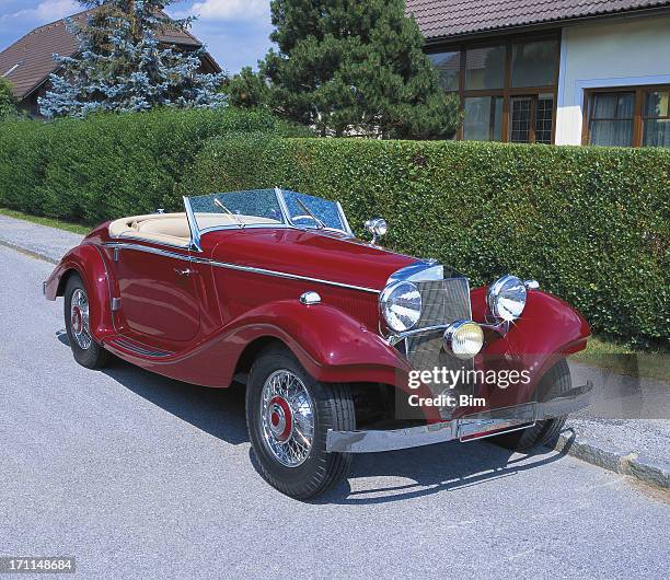 rojo vintage coche convertible - autos usados fotografías e imágenes de stock