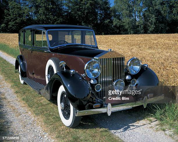 vintage auto auf die country road - 1938 stock-fotos und bilder