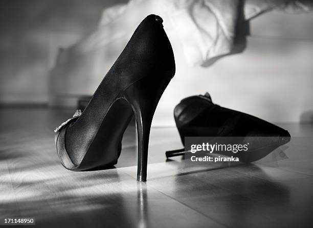 zapatos de tacones junto a la cama - tacones altos fotografías e imágenes de stock