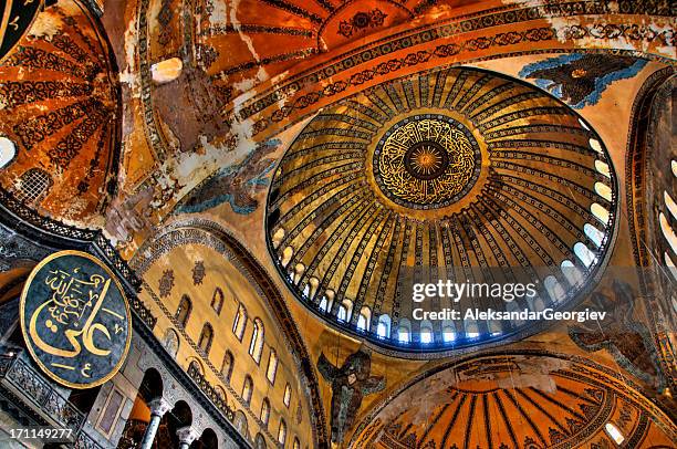 the inside view of the ceiling inside of hagia sofia - hagia sophia istanboel stockfoto's en -beelden