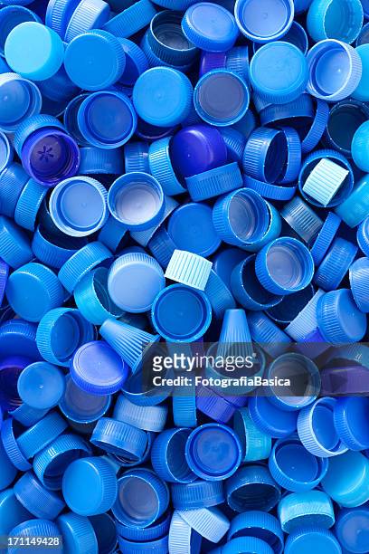 cappucci di plastica blu sullo sfondo - lid foto e immagini stock