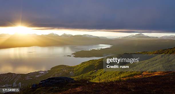 midnight sun, narvik, norway - midnight sun norway stockfoto's en -beelden