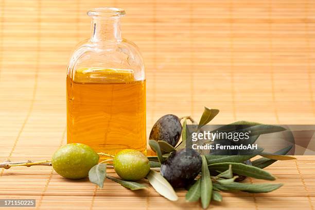 olives and olive oil in bottle - luques olive 個照片及圖片檔