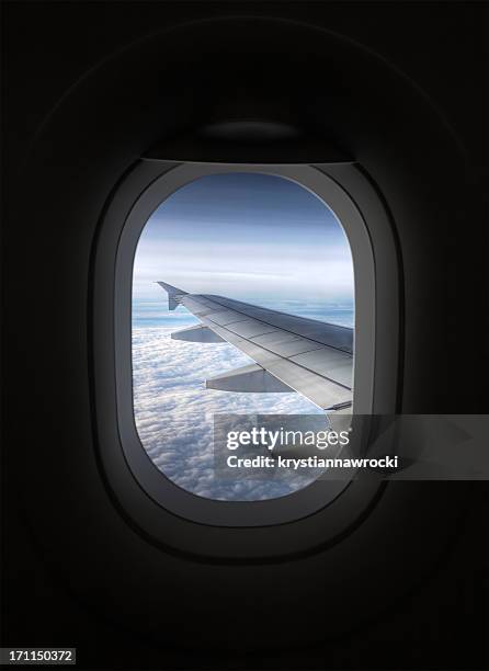 blick vom inneren des flugzeug über flugzeug fenster im flügel - flugzeugflügel stock-fotos und bilder