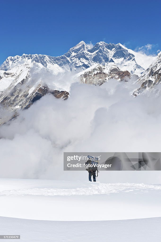 Sherpa mountaineer escalade en dessous du mont Everest sommet des montagnes de l'Himalaya, Népal