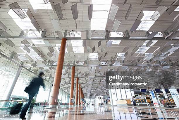 aeroporto de changi, terminal 3, cingapura. - changi airport - fotografias e filmes do acervo