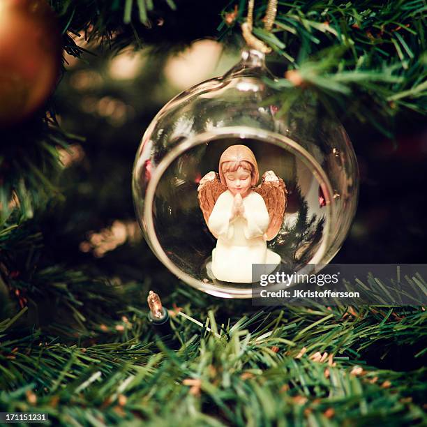 navidad bauble con rezar angel - angel de navidad para arbol fotografías e imágenes de stock