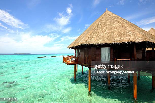 überwasser-bungalow auf den malediven - ari atoll stock-fotos und bilder