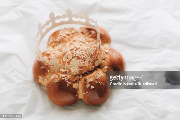 traditional bread known as dreikönigskuchen in switzerland with golden crown and a tiny king hidden inside. - dreikönigsfest foto e immagini stock