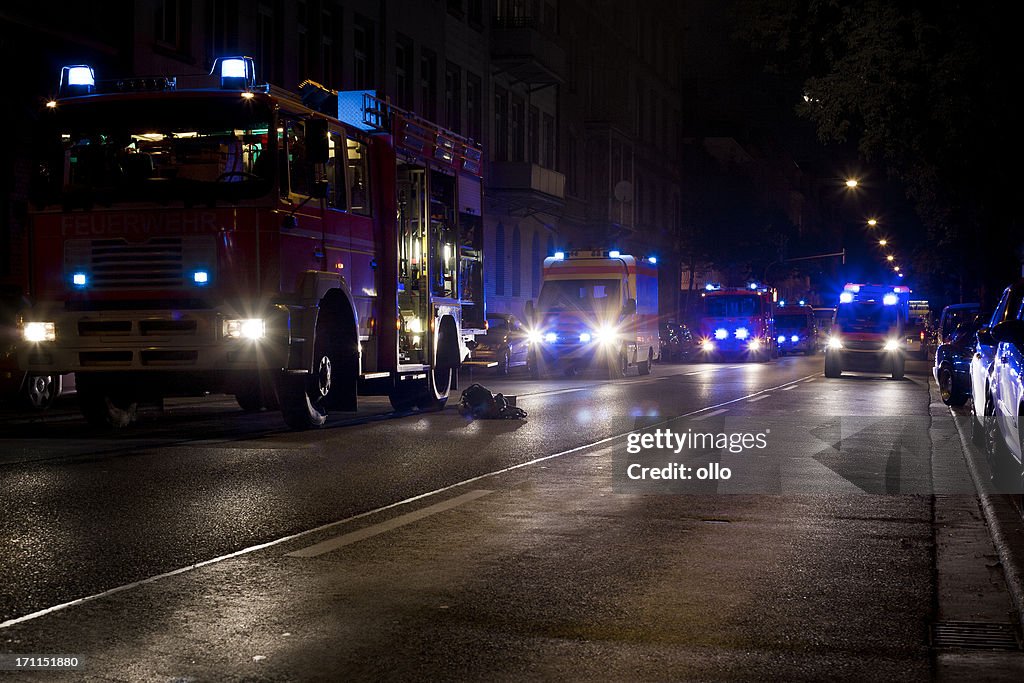 Feuerwehr, Krankenwagen auf Szene Motoren