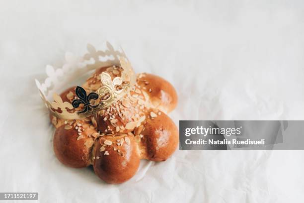 epiphany bread known as dreikönigskuchen in switzerland with golden paper crown and a tiny king hidden inside. - dreikönigsfest - fotografias e filmes do acervo