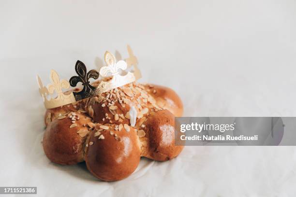 swiss tradition of baking dreikönigskuchen on january 6th. - dreikönigsfest foto e immagini stock