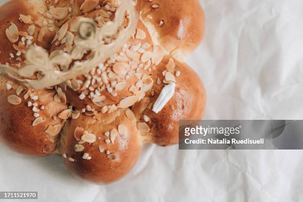 swiss traditional bread known as dreikönigskuchen with golden crown and a tiny king hidden inside. - dreikönigsfest foto e immagini stock