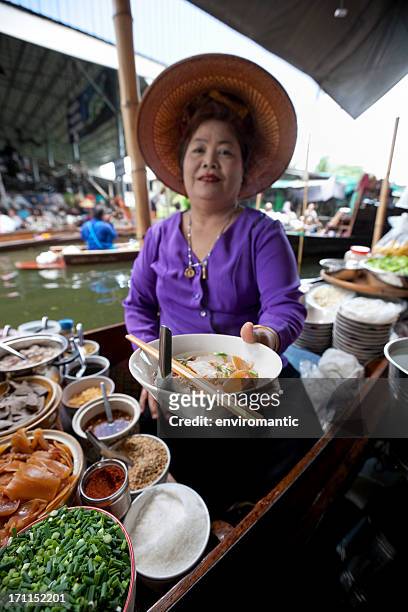 food vendor at damnoen saduak floating market, thailand. - floating markets bangkok stock pictures, royalty-free photos & images