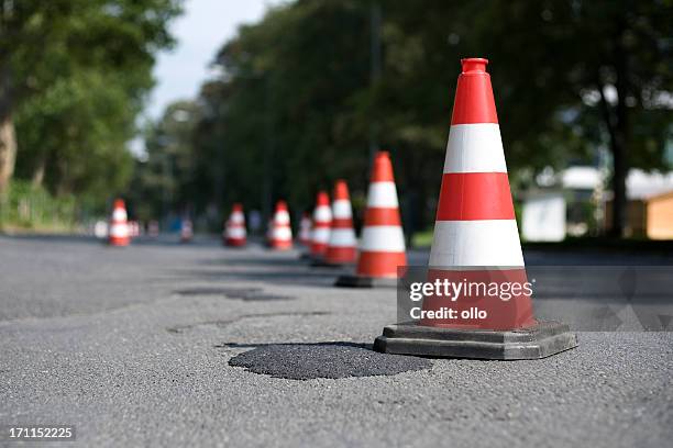 row of traffic cones - selective focus - pylons stockfoto's en -beelden