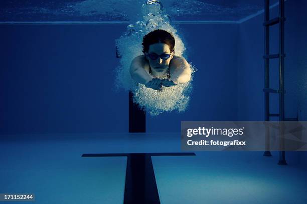 indoor pool: woman diving under water after taking a plunge - just do it 個照片及圖片檔