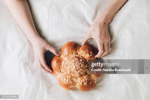 child hands holding three kings cake. swiss tradition of baking dreikönigskuchen on january 6. - dreikönigsfest - fotografias e filmes do acervo