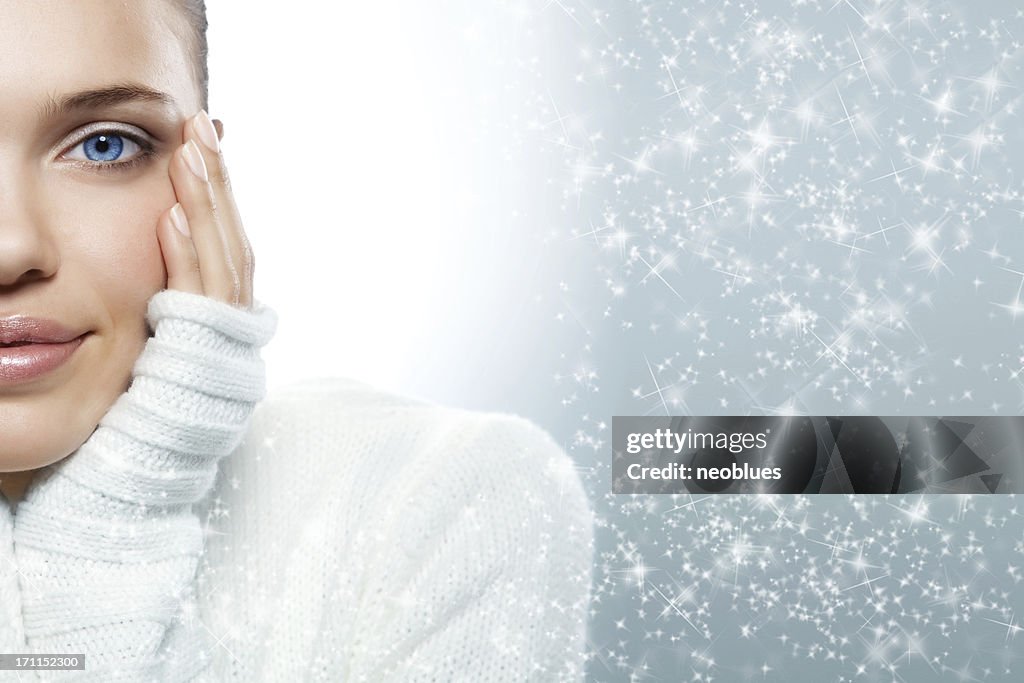 Nahaufnahme von einem blue eyed Frau in weißen Pullover