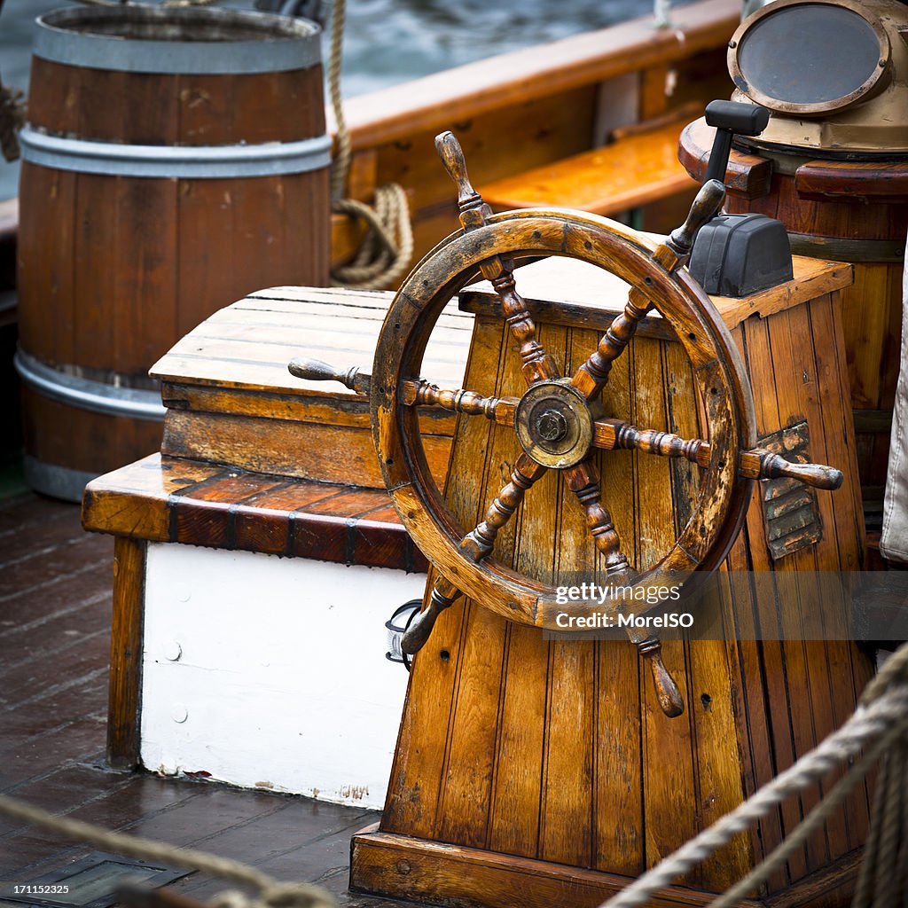 Antiguo barco timón de dirección de madera