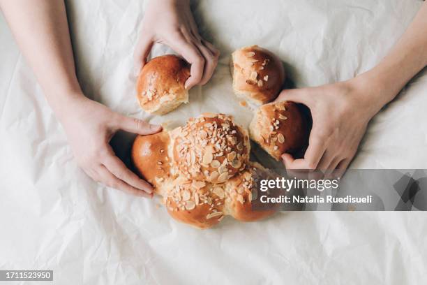 taking a piece of  three kings cake. swiss family tradition of baking dreikönigskuchen und looking for a king. - dreikönigsfest foto e immagini stock