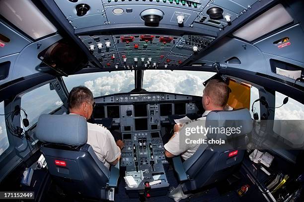 piloten im cockpit in einem kommerziellen flug - kopilot stock-fotos und bilder