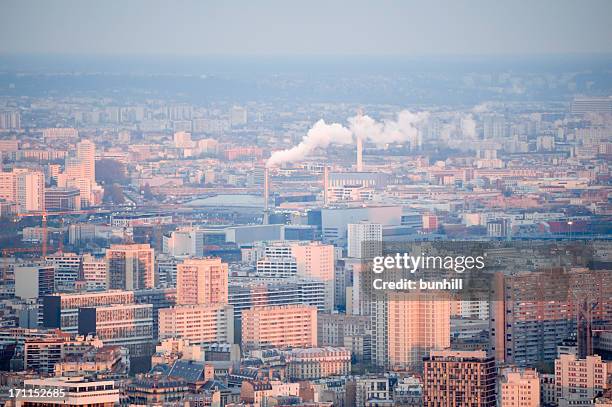 industriales y de la zona residencial de la ciudad (parís, francia - incinerator fotografías e imágenes de stock