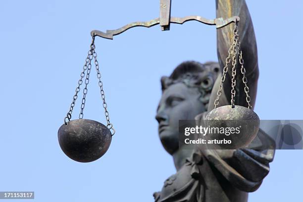 lady justice seitenansicht durch größe - justitia stock-fotos und bilder