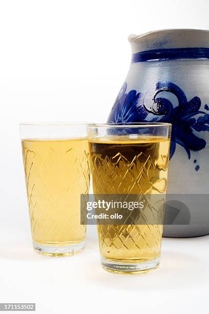 aeppler-apfelwein und bembel, traditionelle hessian cider drink - cider stock-fotos und bilder