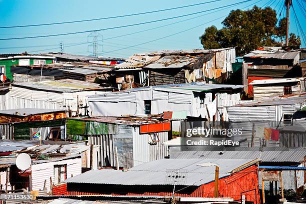 affollato lamiera ondulata capanne a khayelitsha, città del capo - khayelitsha foto e immagini stock