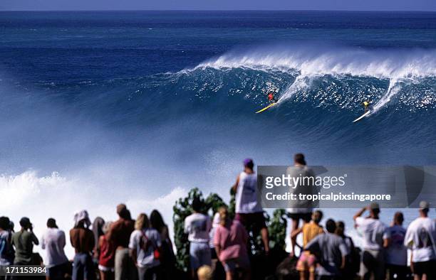 surfers on north shore of waimea bay, hawaii oahu, usa - waimea bay stock pictures, royalty-free photos & images