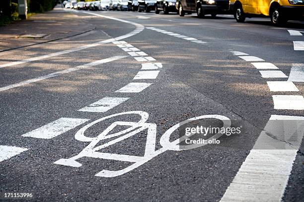 empty bicycle lane during rush-hour, traffic-jam - trafficjam stockfoto's en -beelden