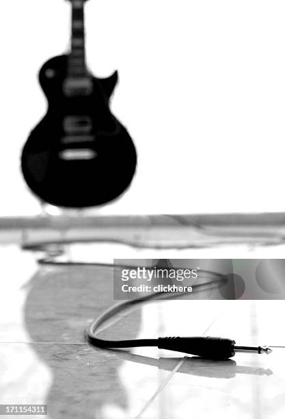 schwarzen gitarre und seil mit kopie spapce - verbindungsstecker stock-fotos und bilder