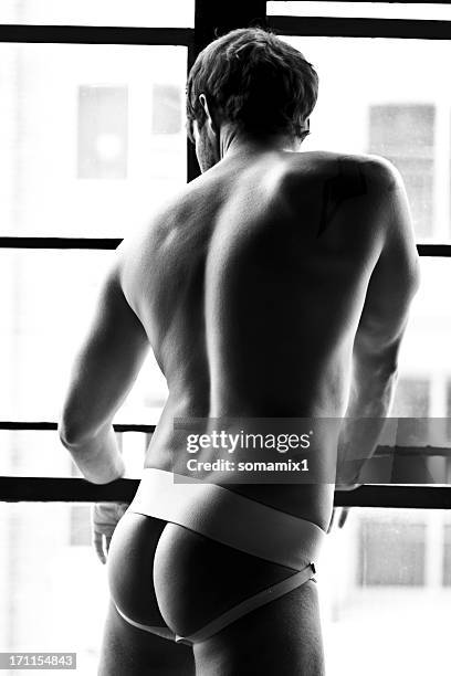 unterwäsche model blick aus fenster-schwarz und weiß - buttock stock-fotos und bilder