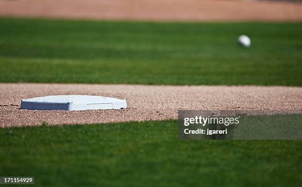 campo de béisbol - base sports equipment fotografías e imágenes de stock