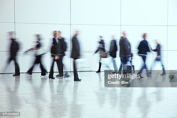 i pendolari a piedi nel corridoio, motion blur - crowd walking foto e immagini stock