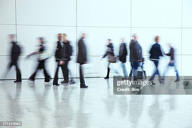 commuters walking in corridor, blurred motion - bustling office stockfoto's en -beelden