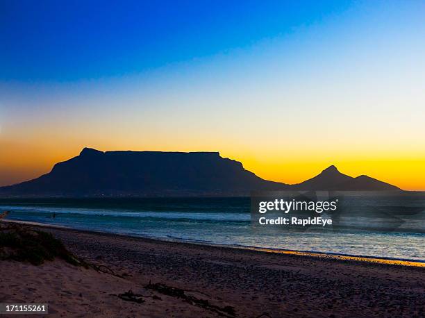 cape town. south africa's table mountain in silhouette - tegenlicht stockfoto's en -beelden