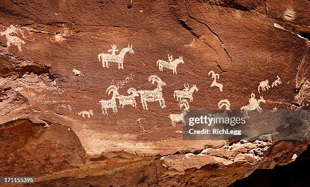 indian pintura rupestre del petroglifo - cave paintings fotografías e imágenes de stock