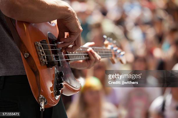 bass player vor publikum - blues stock-fotos und bilder