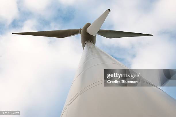 mirando hacia arriba en una turbina de autónomo - wind farm australia fotografías e imágenes de stock