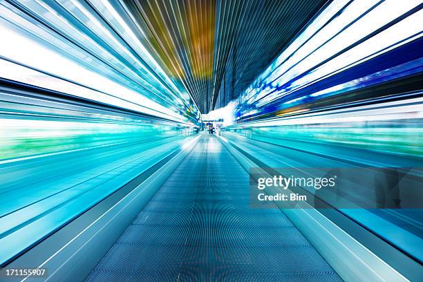 abstract view of moving walkway in airport corridor - sterk perspectief stockfoto's en -beelden