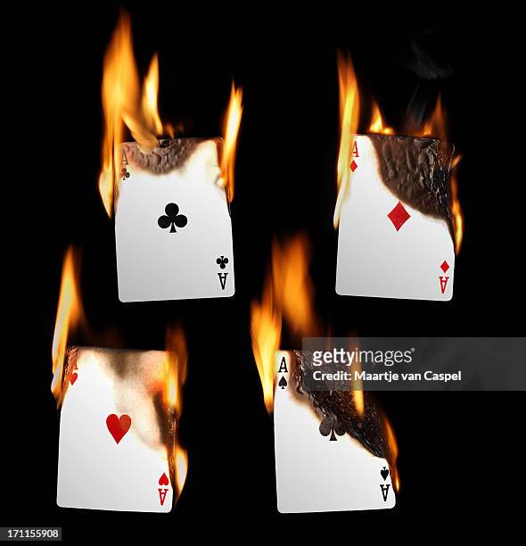 queimando jogando cartas-aces - diamonds playing card - fotografias e filmes do acervo