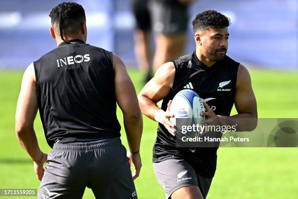 Richie Mo'unga of the All Blacks runs through drills during a New Zealand All Blacks training session at LOU rugby club on October 1, 2023 in Lyon,...