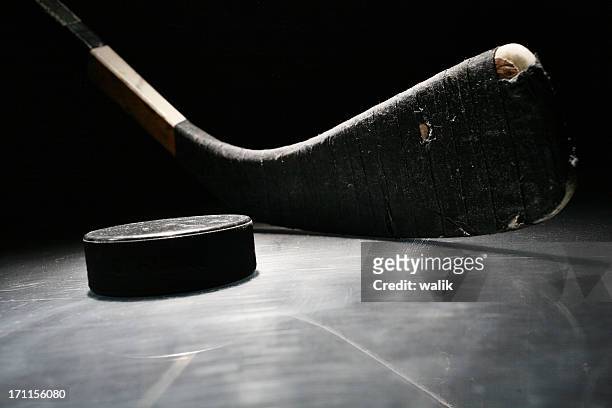 hockey stick & puck - ice hockey stockfoto's en -beelden