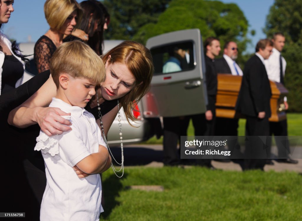 Mãe e filho em um Funeral