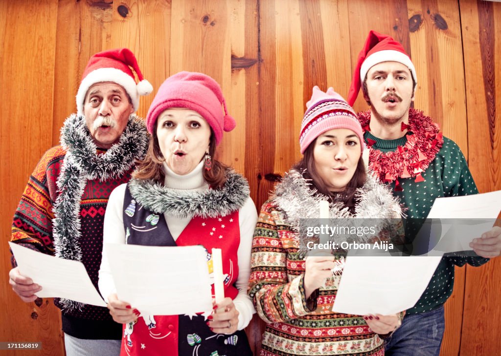 Familie singen Weihnachtslieder
