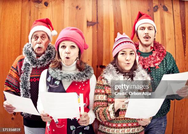 famiglia cantare canzoni di natale - choir foto e immagini stock