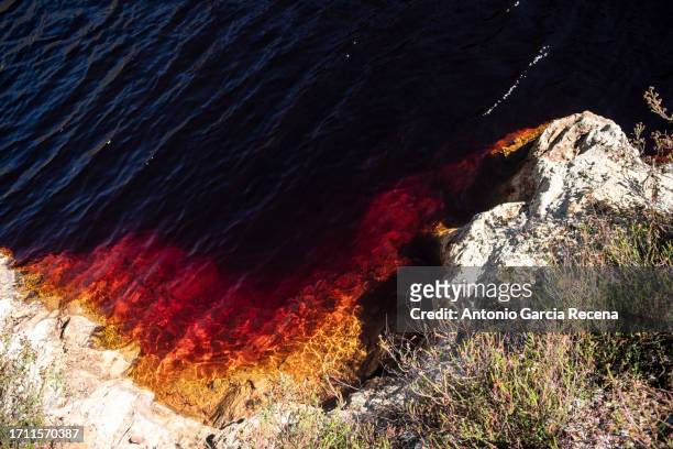 river "minas de rio tinto" red iron lake. peña de hierro - photo de film stock pictures, royalty-free photos & images