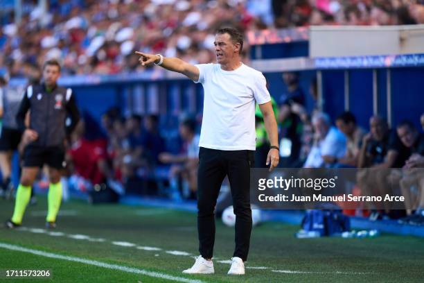 Head coach Luis Garcia Plaza of Deportivo Alaves reacts during the LaLiga EA Sports match between Deportivo Alaves and CA Osasuna at Estadio de...